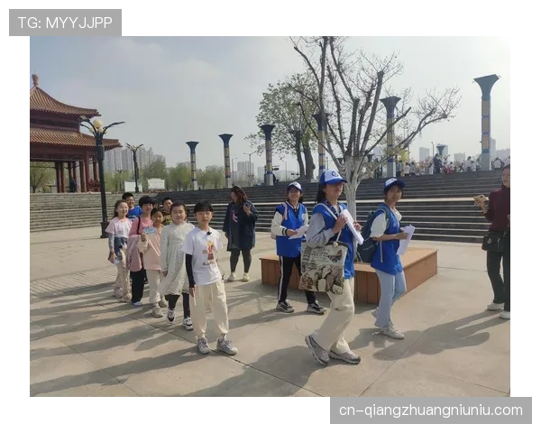 混合采访区记者抢位，运动员擦头发比划动作